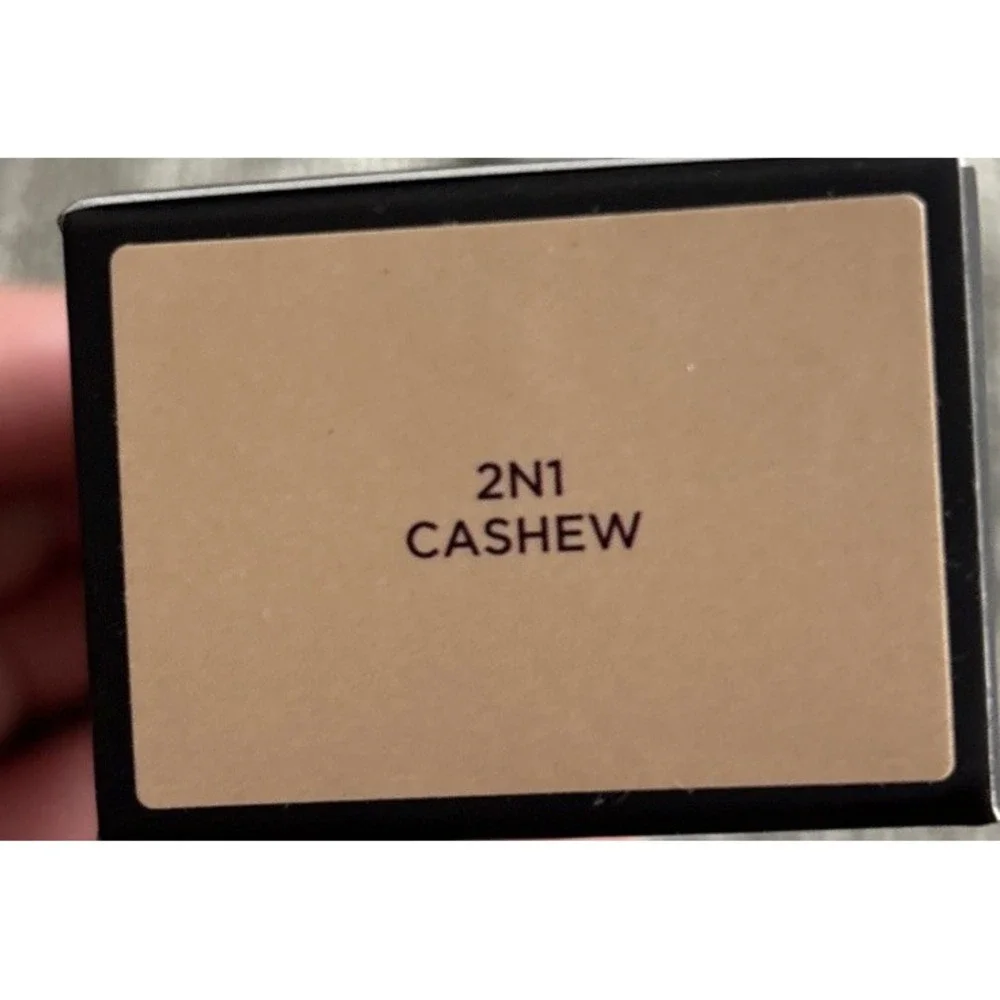 Laura Mercier - Real Flawless Weightless Perfecting Foundation - 2N1 Cashew 1oz